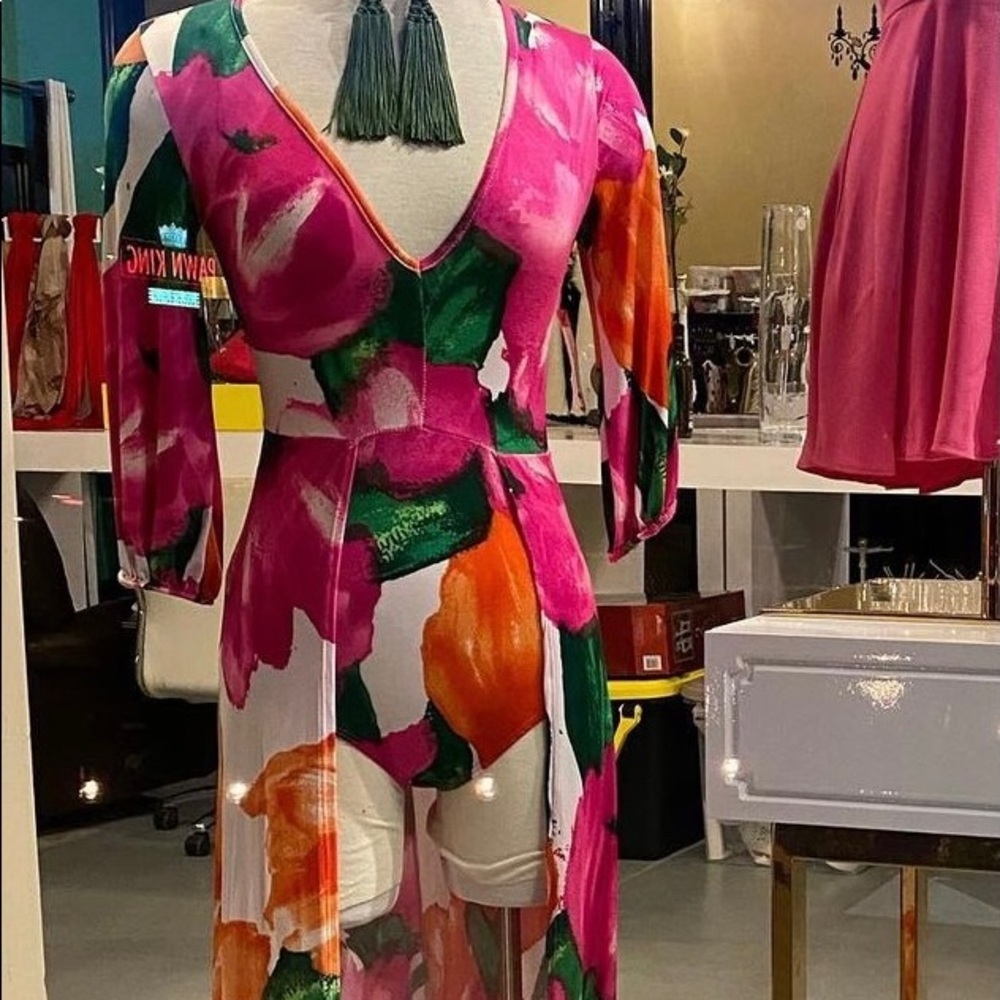 Resort Wear - Picture 2 of 3